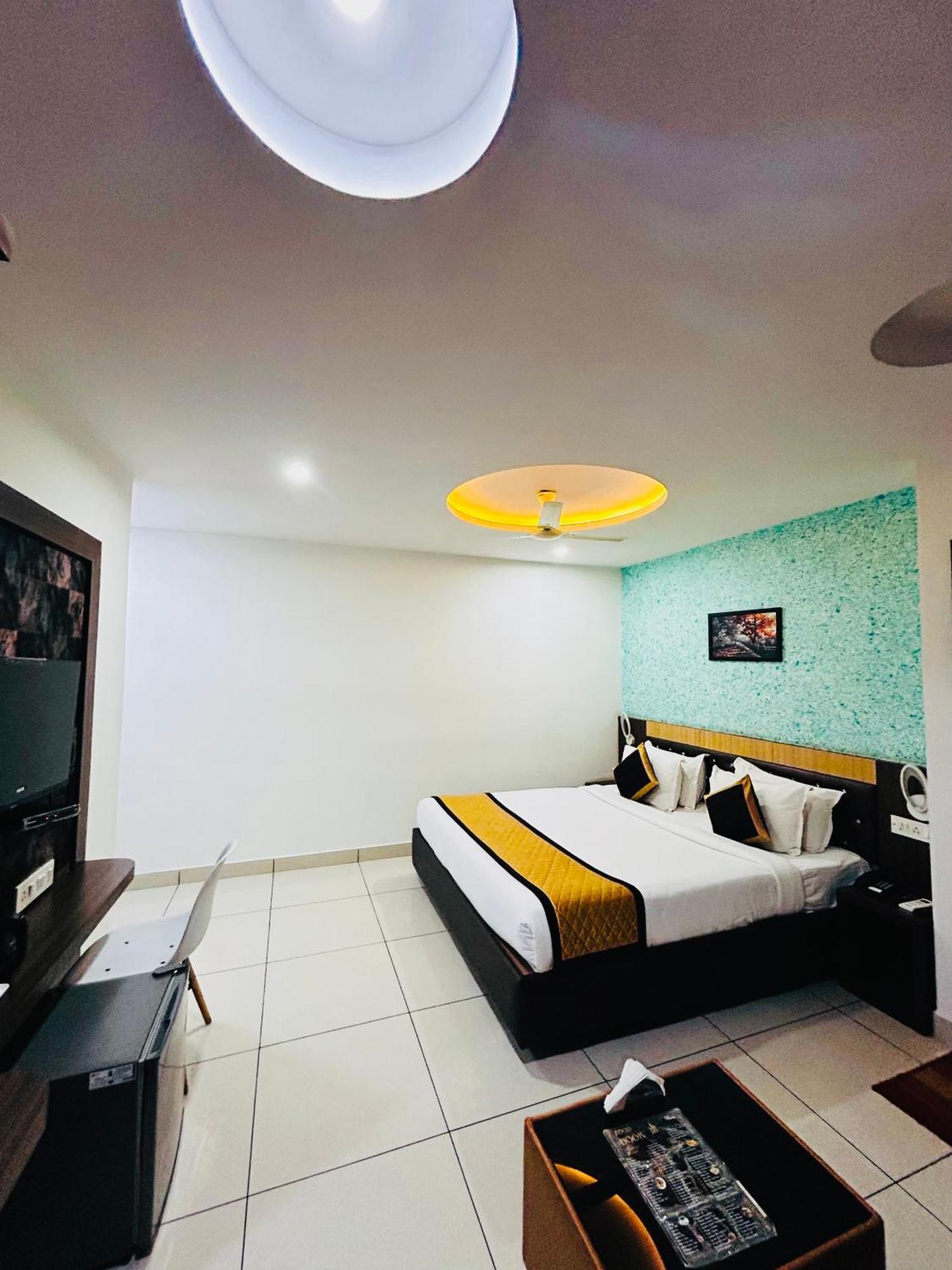The Porch Hotel/service होटल